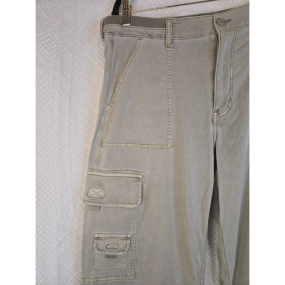 American Eagle Women 12 Long Olive Wide Leg Cargo Pants Lyocell Stretch Elastic - Picture 3 of 8